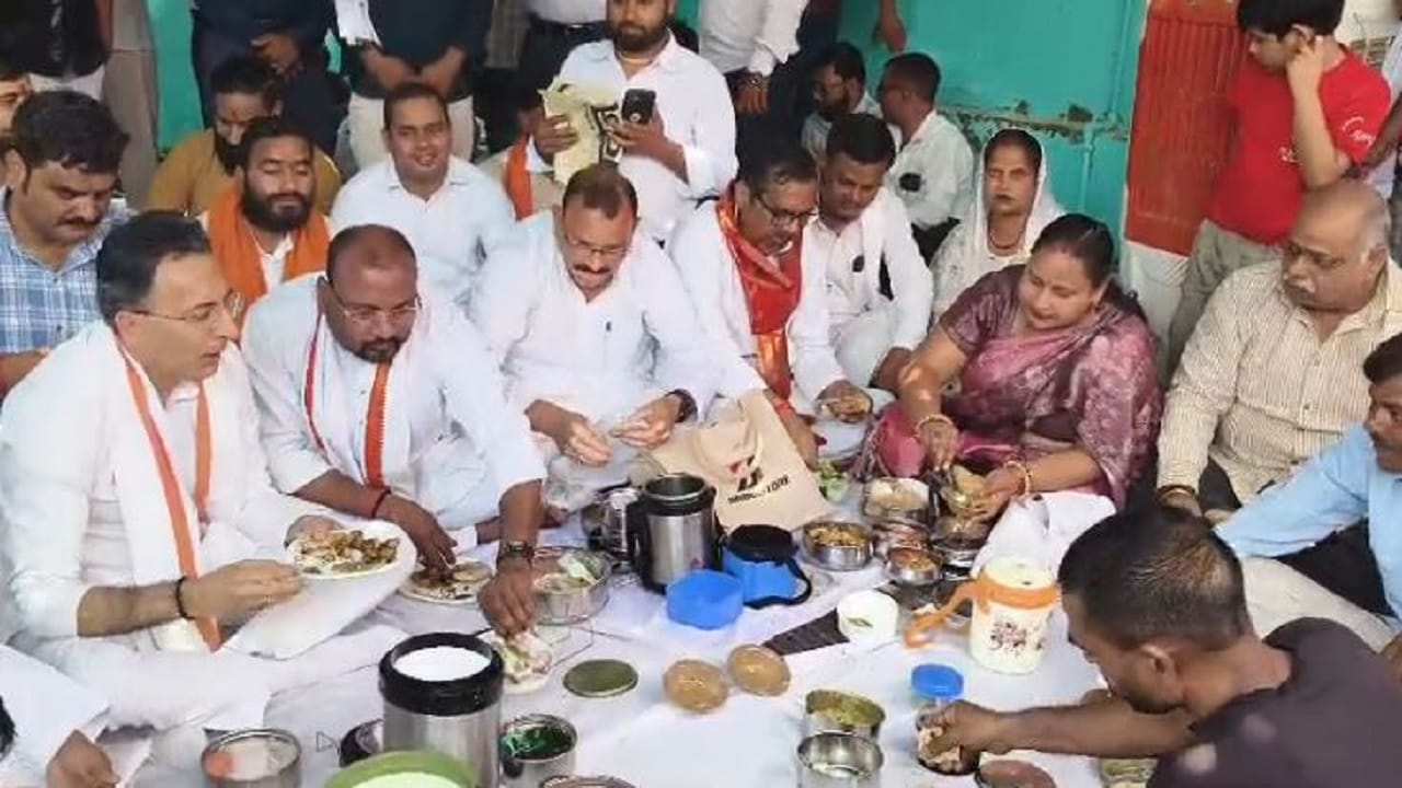 केंद्रीय राज्यमंत्री जितिन प्रसाद ने जनप्रतिनिधियों के साथ किया भोजन।