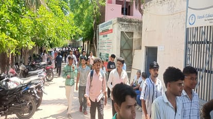केन्द्र से परीक्षा देकर  बाहर निकलते छात्र