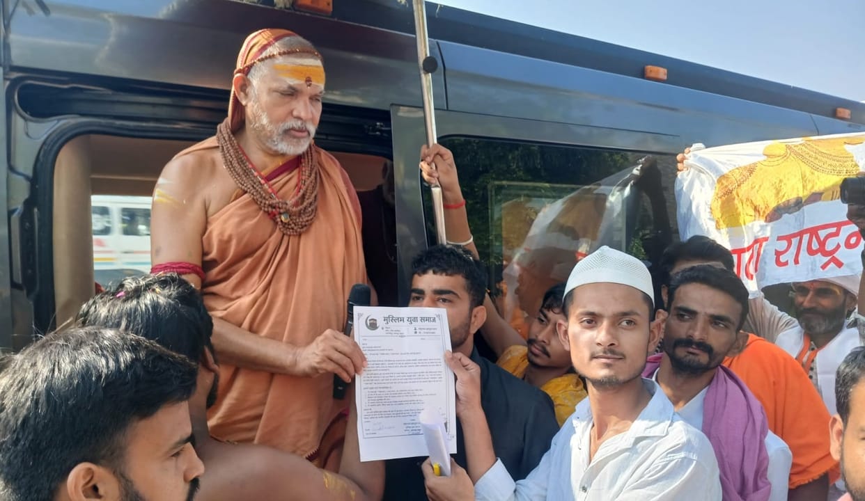 Kanpur Dehat Shankaracharyas Dharma Yatra for Cow Protection He Urges  Cast Your Vote on Issue of Cow Safety
