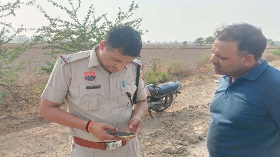 मामले की जांच करता पुलिसकर्मी