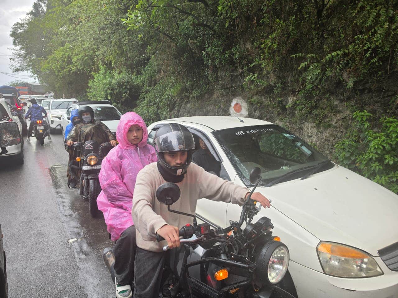 Huge Traffic Jam on Weekend in Mussoorie Vehicles Crawl Along See Photos