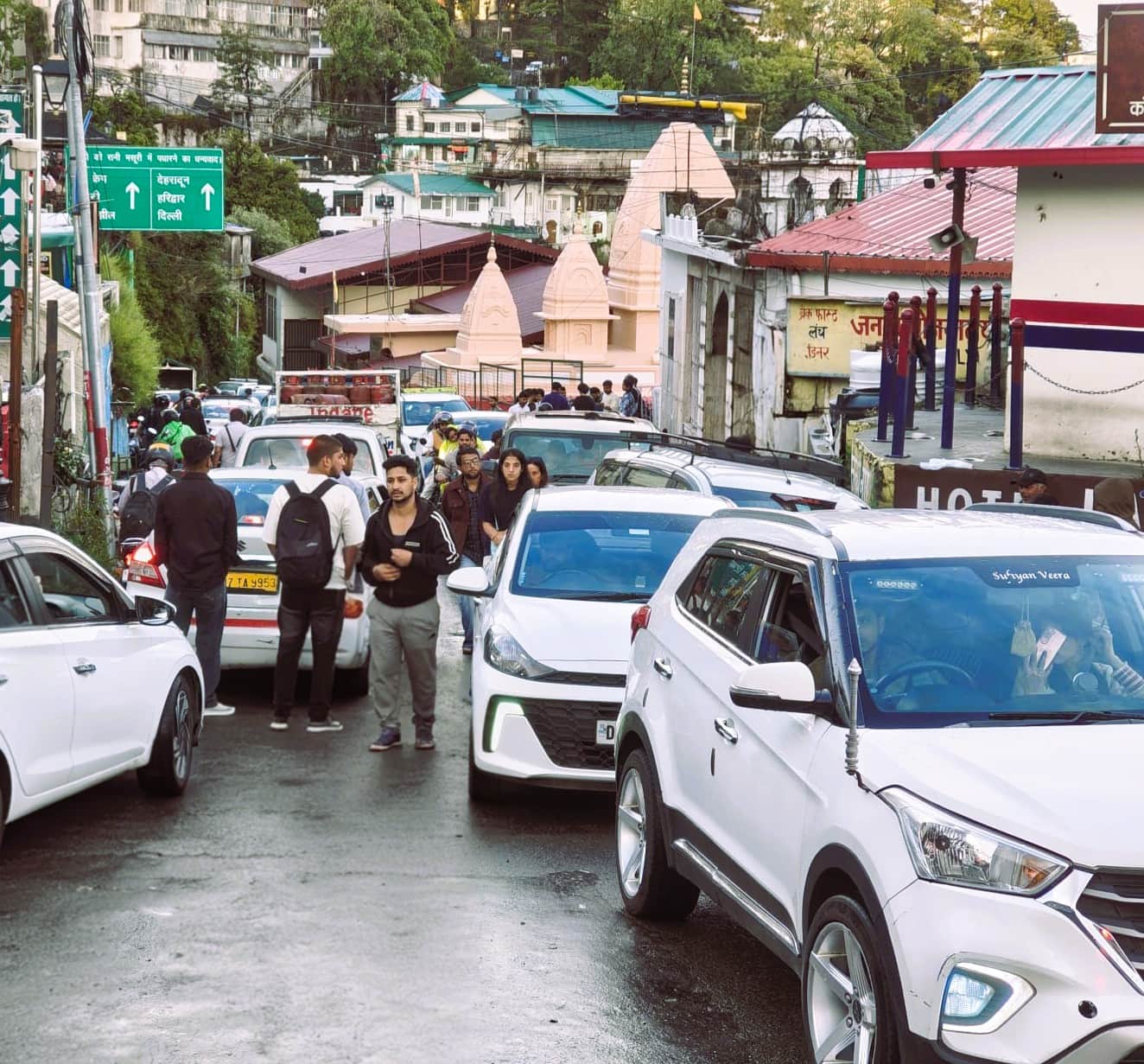 Huge Traffic Jam on Weekend in Mussoorie Vehicles Crawl Along See Photos