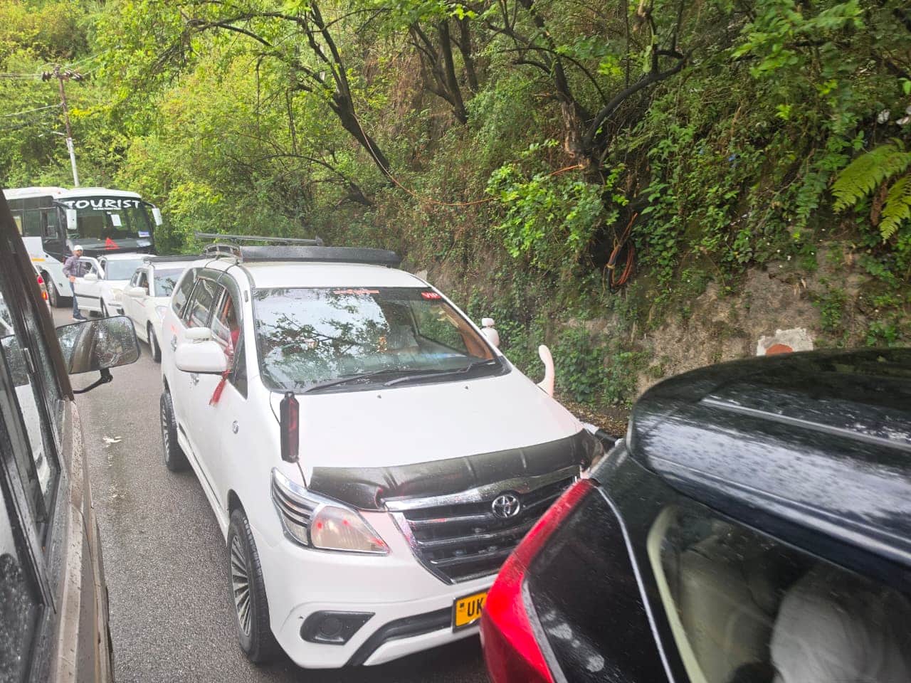 Huge Traffic Jam on Weekend in Mussoorie Vehicles Crawl Along See Photos