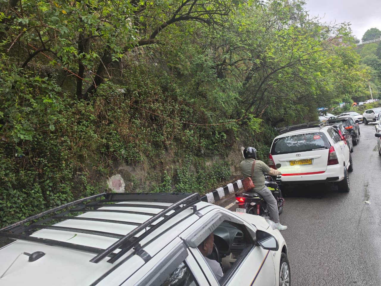 Huge Traffic Jam on Weekend in Mussoorie Vehicles Crawl Along See Photos