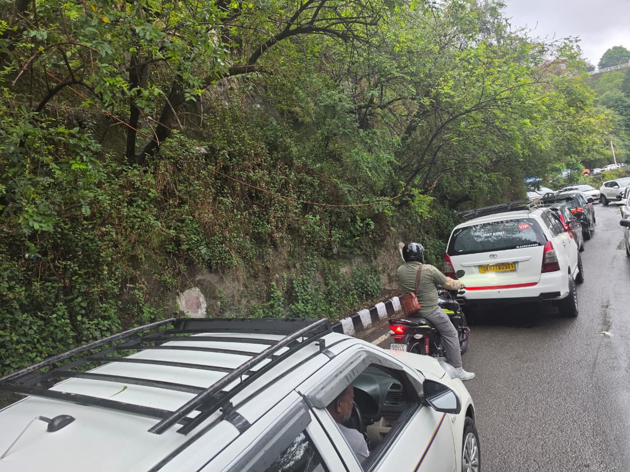 Huge Traffic Jam on Weekend in Mussoorie Vehicles Crawl Along See Photos