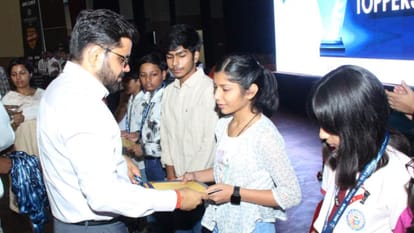 Bhavishya Jyoti Samman Ceremony: 1200 meritorious students of Jhansi honored
