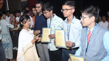 Bhavishya Jyoti Samman Ceremony: 1200 meritorious students of Jhansi honored