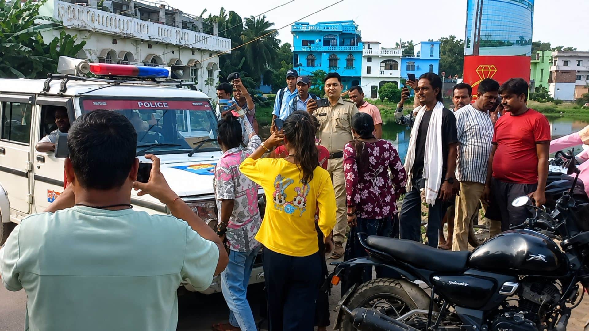 पुलिस के सामने हंगामा करती युवतियां
