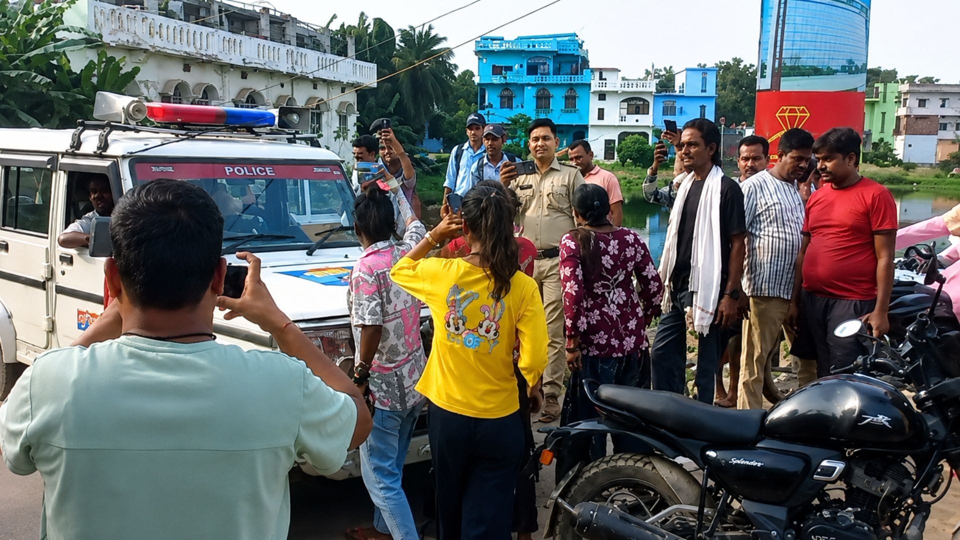 पुलिस के सामने हंगामा करती युवतियां