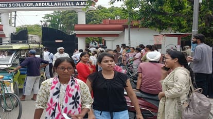 सहायक आचार्य-राजकीय महाविद्यालय प्रारंभिक परीक्षा देकर निकलते परीक्षार्थी