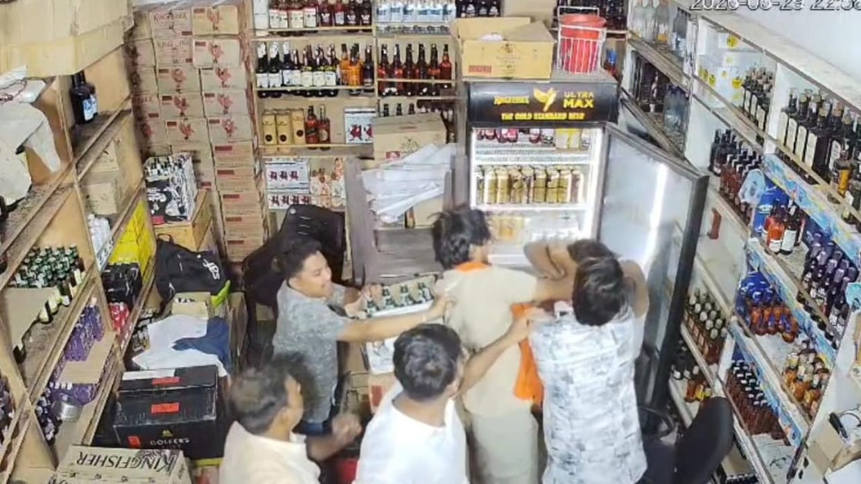 Jhansi: Three people were assaulted after entering a liquor shop; a case has been registered against them.