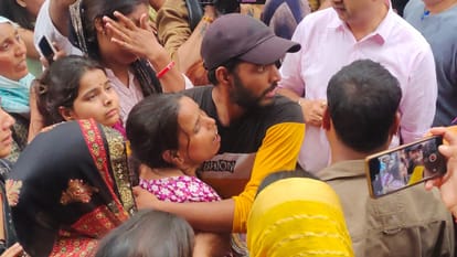 villagers blocked road and demanded encounter In case of Para athlete Chirag murder case in Ghaziabad