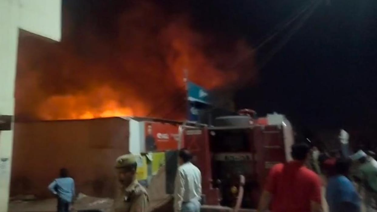 Lalitpur: Massive fire breaks out in tiles showroom, causing loss of lakhs