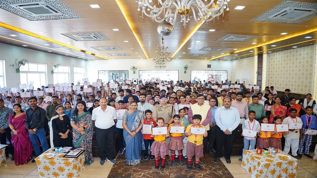 Amar Ujala Bhavishya Jyoti Samman 900 Meritorious Students Honored in Pilibhit