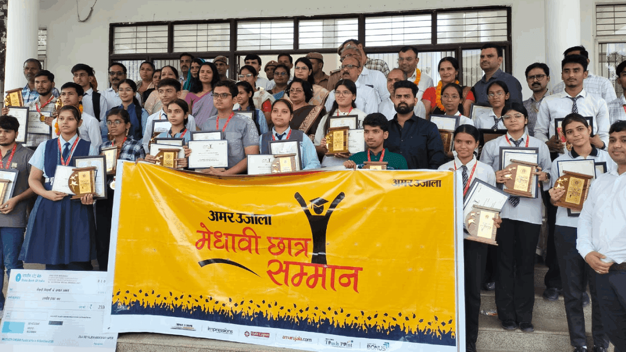 Meritorious children and officers in Amar Ujala program at Hapur Collectorate