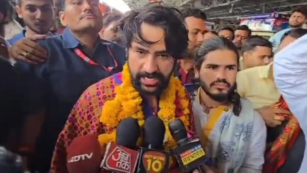 Jhansi: Dhirendra Shastri said – now we will work to tie the trunk of those who convert people.