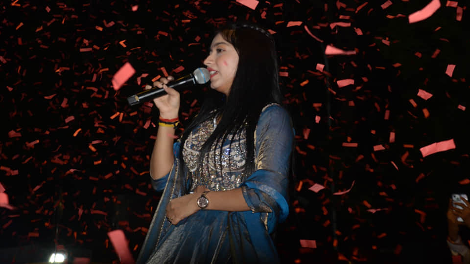Kanpur: An Evening Immersed in Devotional Fervor; 'Radhe-Radhe' Resounds at Moti Jheel
