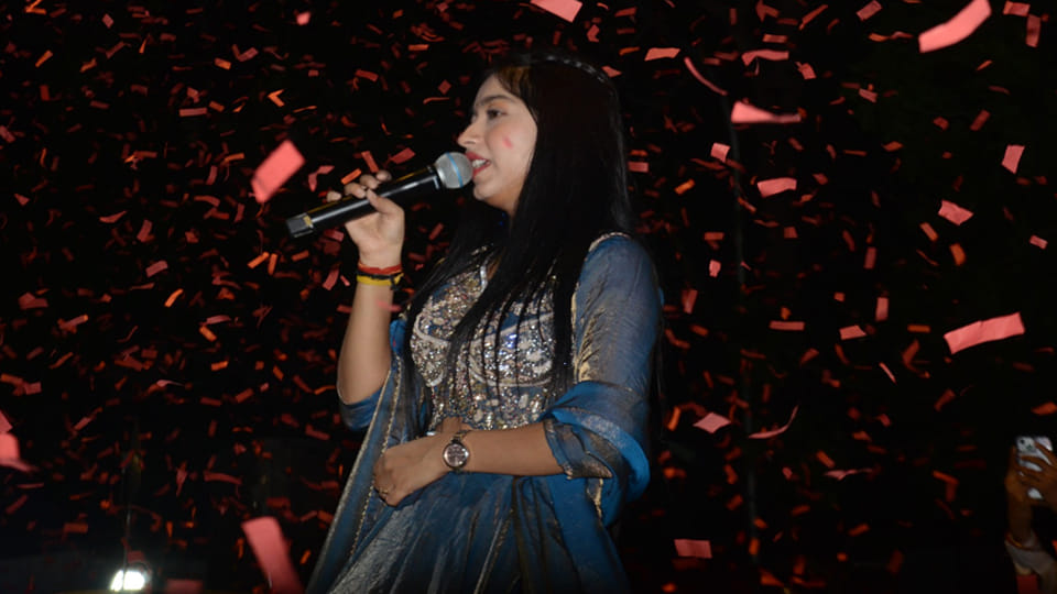 Kanpur: An Evening Immersed in Devotional Fervor; 'Radhe-Radhe' Resounds at Moti Jheel