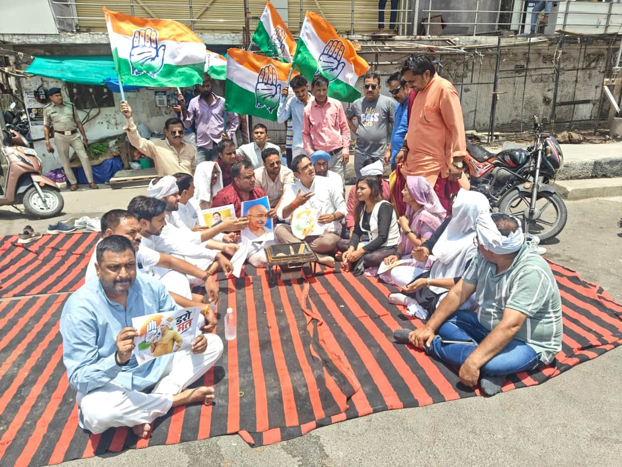 Congress's Unique Protest Against CM's Statement: Eschewing Effigy Burning, Congress Adopts the Gandhian Path