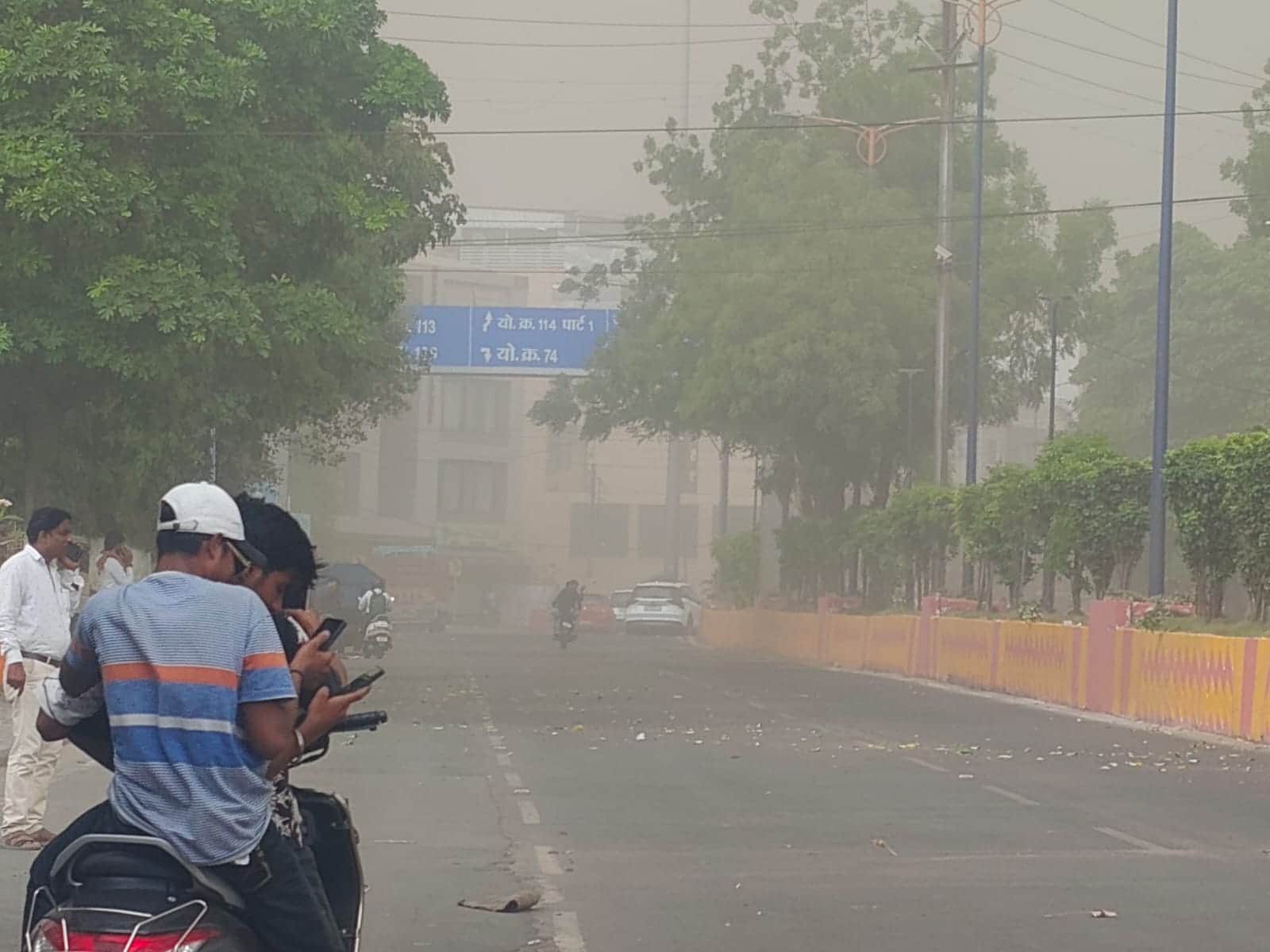 MP Weather Update: Sudden Dust Storm and Strong Winds Sweep Across Malwa Trees Uprooted in Indore