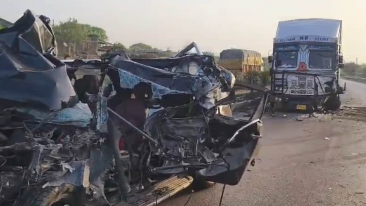 Horrific road accident in Barwani, two youths killed, two seriously injured in car-container collision