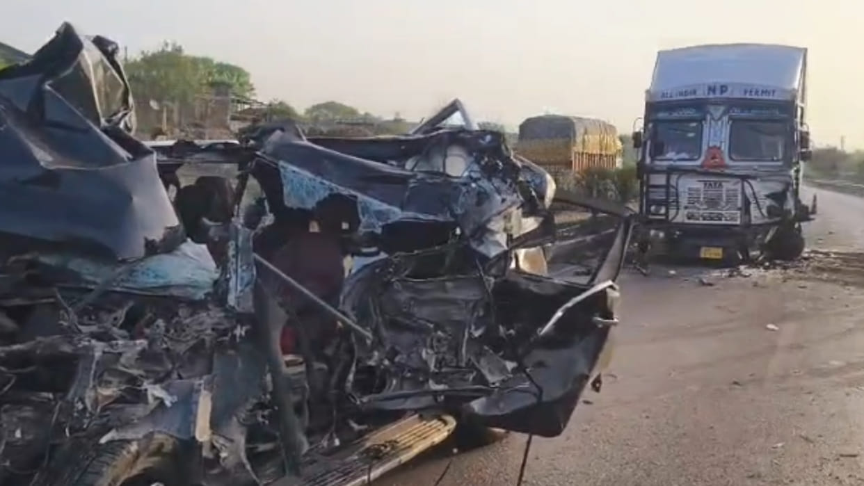Horrific road accident in Barwani, two youths killed, two seriously injured in car-container collision