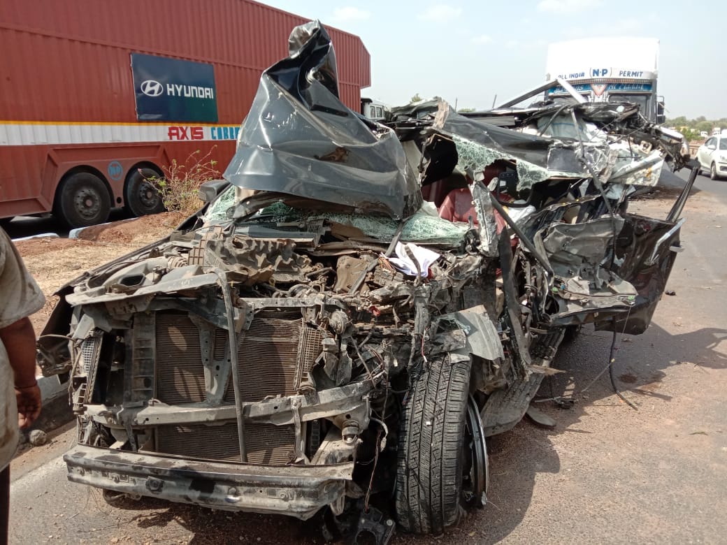 Horrific road accident in Barwani, two youths killed, two seriously injured in car-container collision