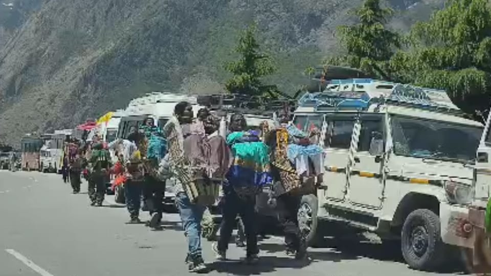 डंडी कंडी से आजीविका चलाते नेपाली मजदूर