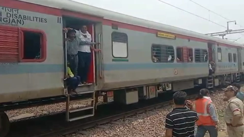 Etawah: Gomti Express Engine Fails; Train Stranded for Nearly Two Hours
