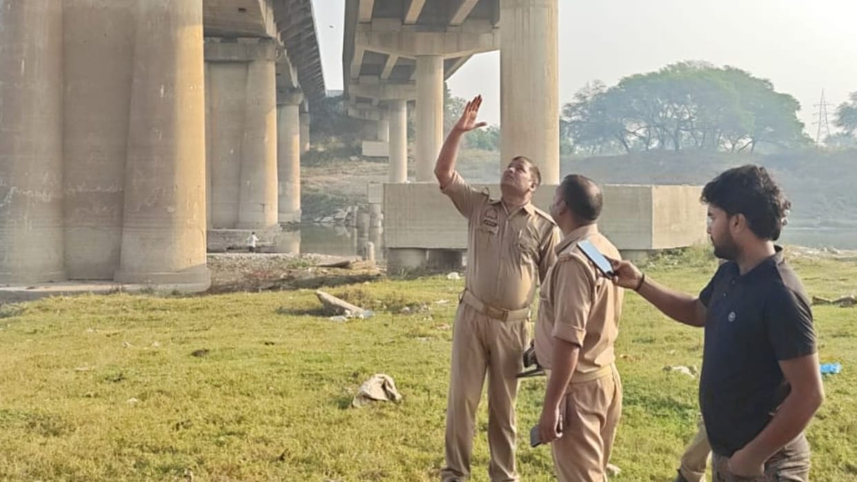 Truck driver jumps into Gomti River died in Varanasi