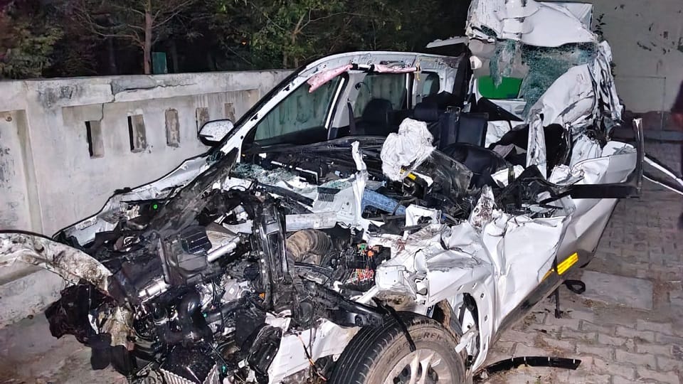 Speeding Car Collides With Container On Agra Lucknow Expressway three Dead
