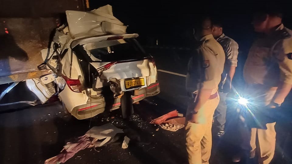 Speeding Car Collides With Container On Agra Lucknow Expressway three Dead