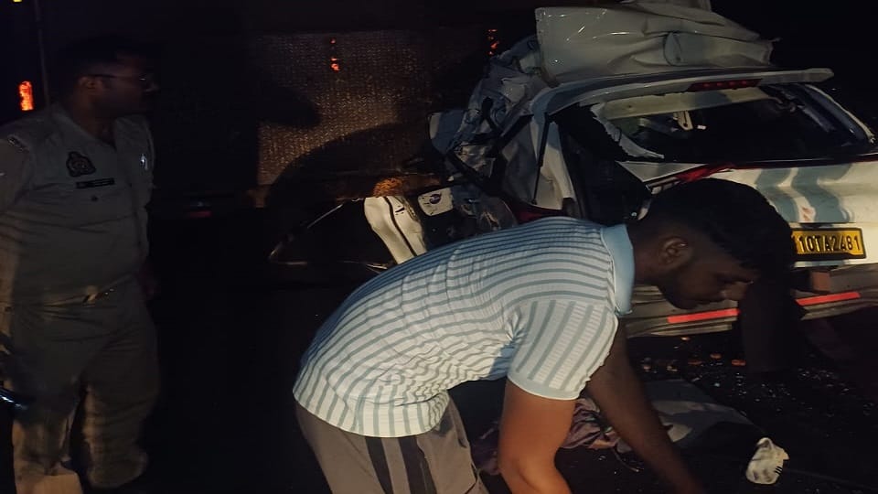 Speeding Car Collides With Container On Agra Lucknow Expressway three Dead