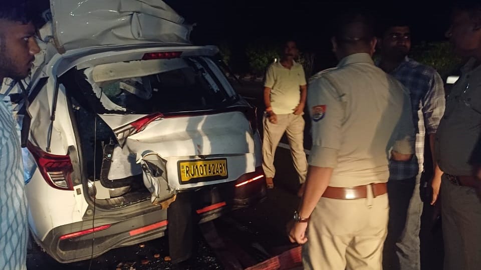 Speeding Car Collides With Container On Agra Lucknow Expressway three Dead