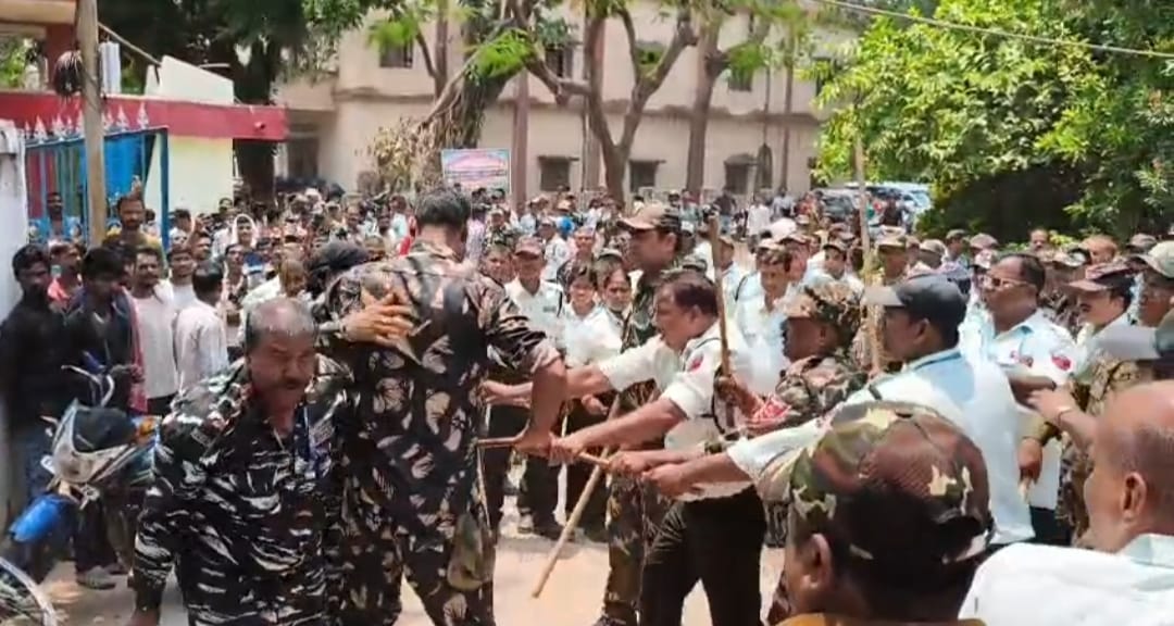 Bihar news-Security Guards Clash Violently at Mayaganj Hospital Sticks Used in Front of Superintendent Office