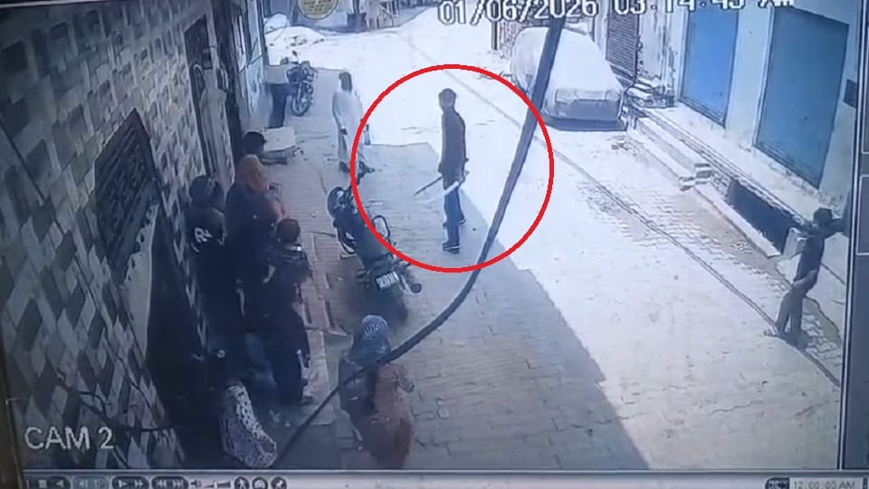 Baghpat: Came waving sword in both hands, attacked young man's neck, incident captured in CCTV