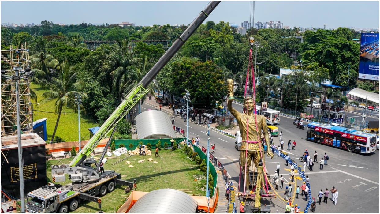 70-foot 'unstable' Messi statue removed from Kolkata Lake Town over safety concerns know details