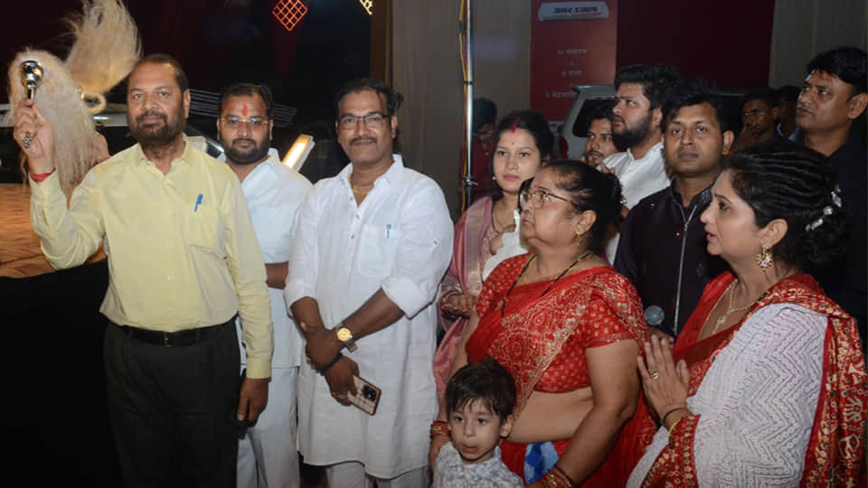 Kanpur: An Evening Immersed in Devotional Fervor; 'Radhe-Radhe' Resounds at Moti Jheel