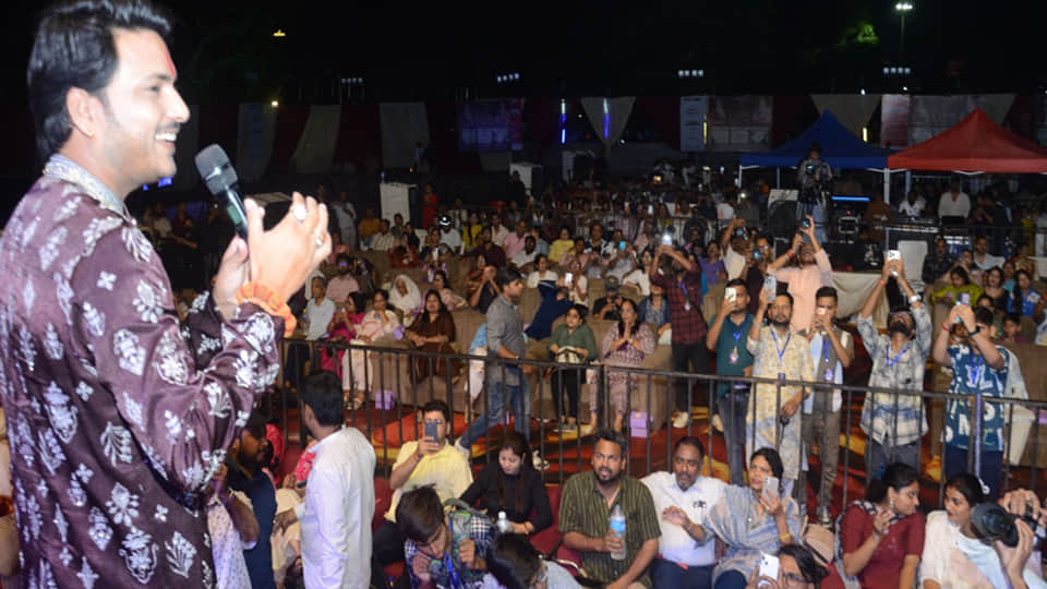 Kanpur: An Evening Immersed in Devotional Fervor; 'Radhe-Radhe' Resounds at Moti Jheel