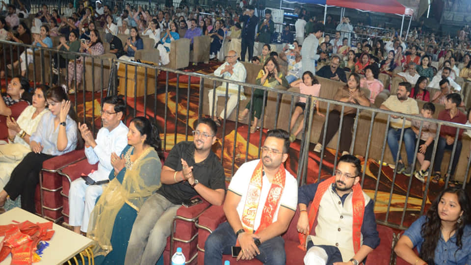 Kanpur: An Evening Immersed in Devotional Fervor; 'Radhe-Radhe' Resounds at Moti Jheel