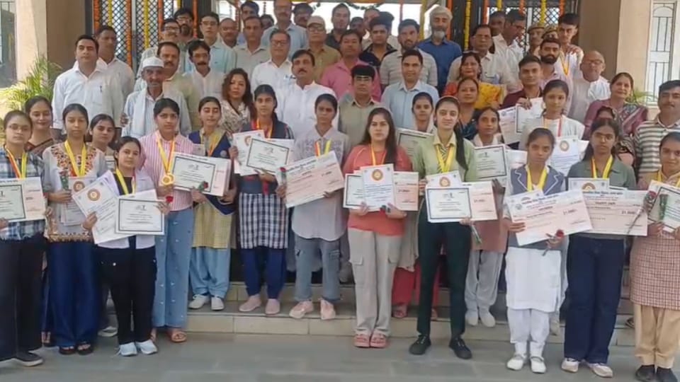 UP Board Toppers Honoured with Certificates, Medals and ₹21,000 Incentive Across Western UP