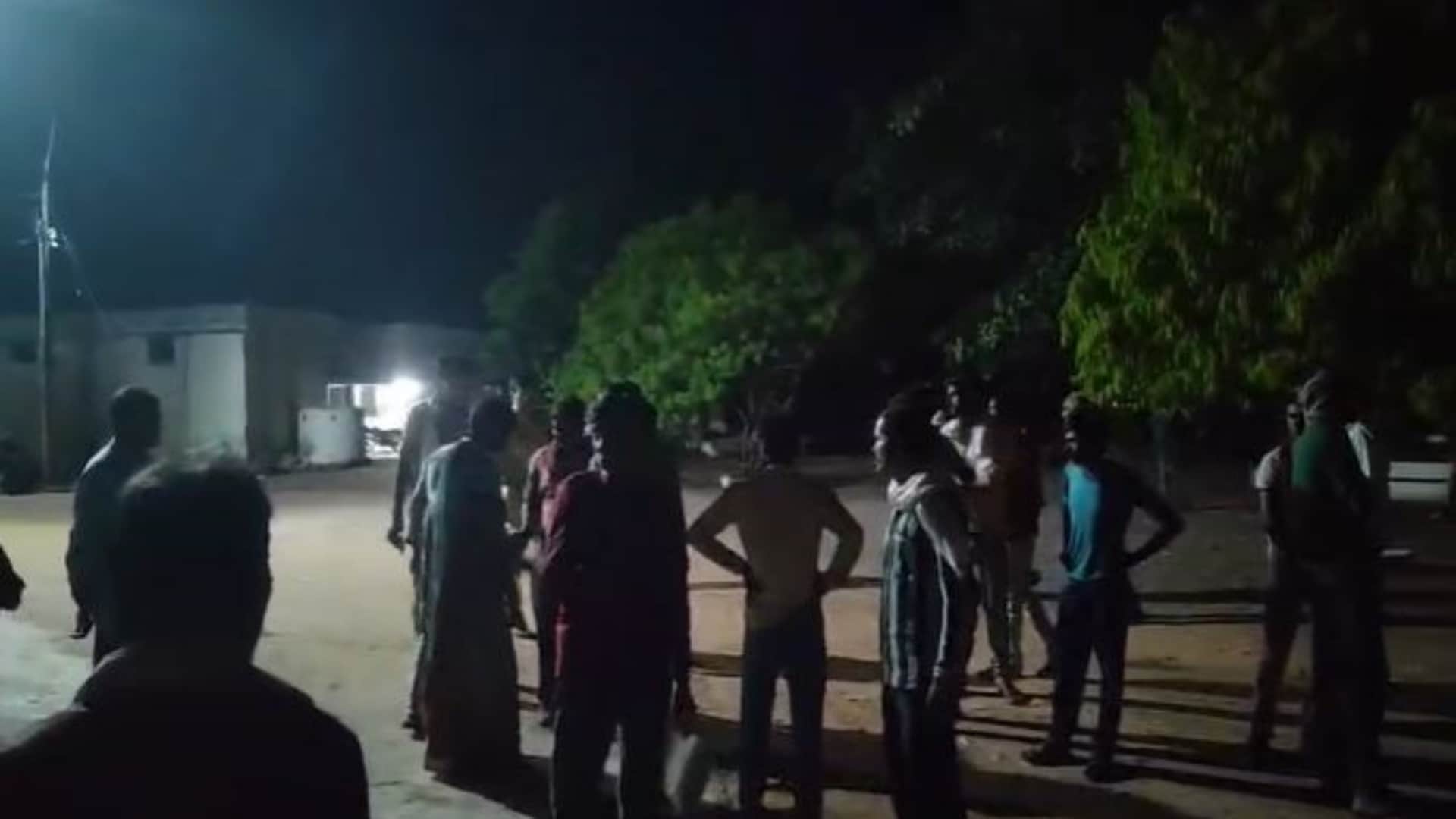 थाने का घेराव करने पहुंचे आक्राेशित ग्रामीण
