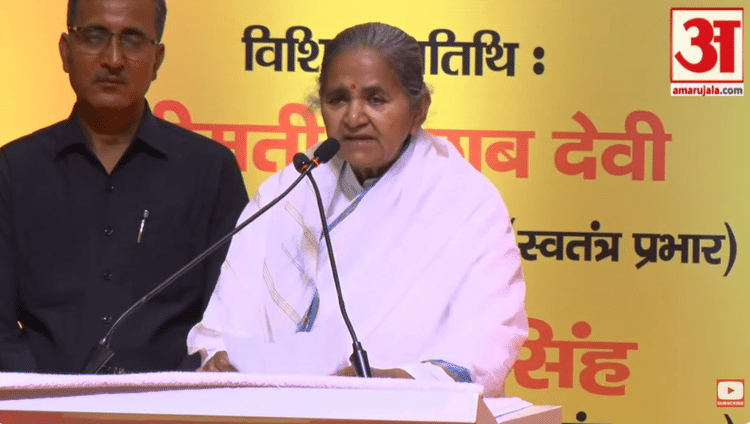 UP: शिक्षा मंत्री बोलीं- अपने पहनावे पर ध्यान दें महिला शिक्षक, पता ही नहीं चलता कौन छात्र है और कौन शिक्षक