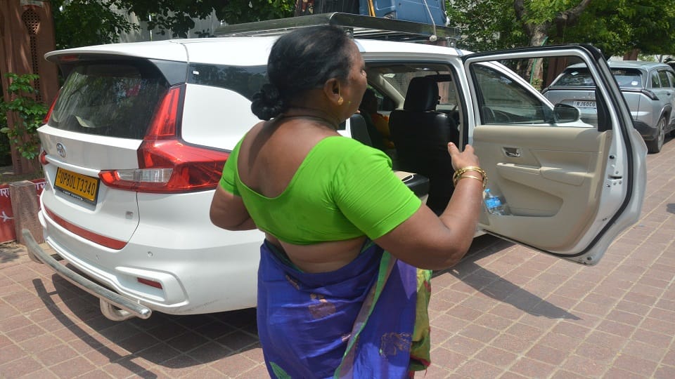 Chain Snatching Incident Near Taj Mahal High Security Zone