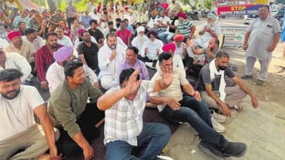 Disrespect to Broom Congress Worker Detained in tanda  No FIR Filed