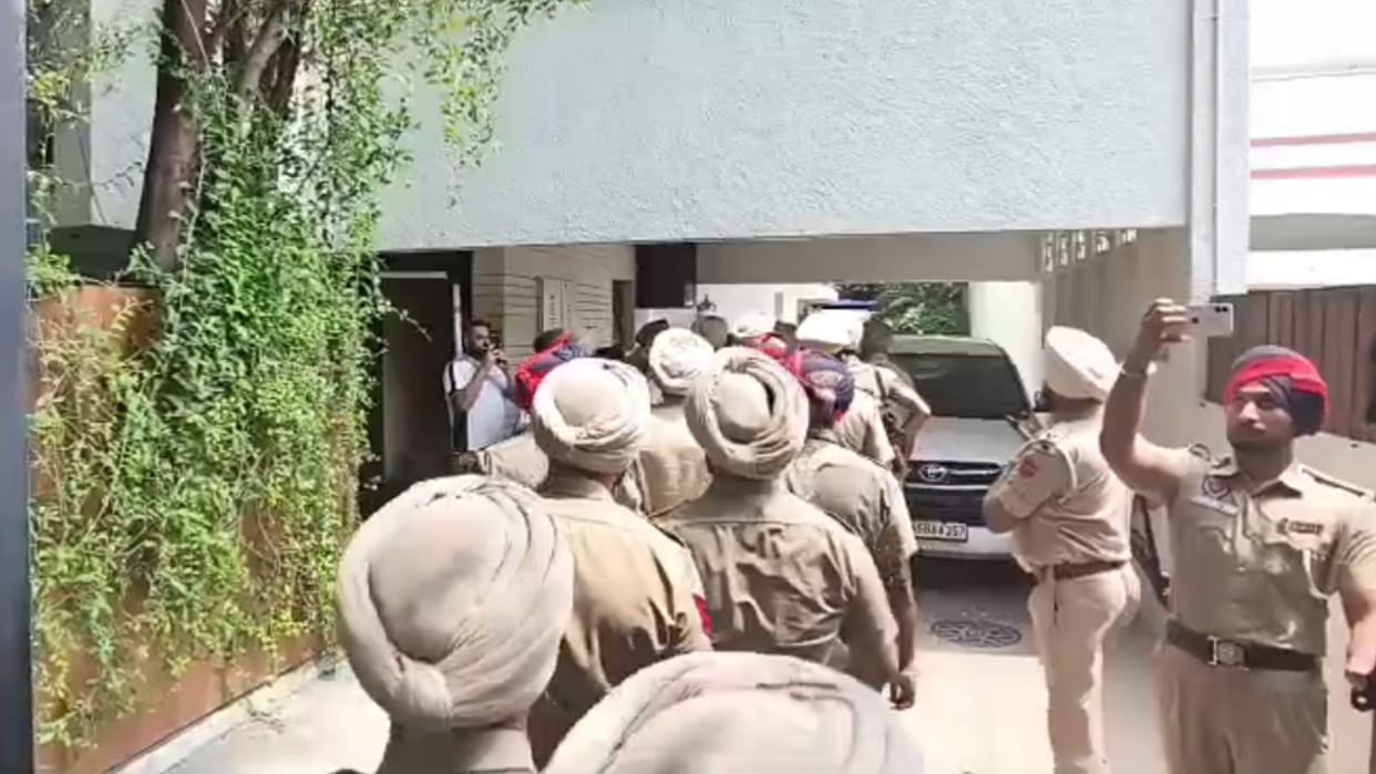 Amritsar Police Arrive at Akali Leader Bikram Majithia Residence Majitha Police Station