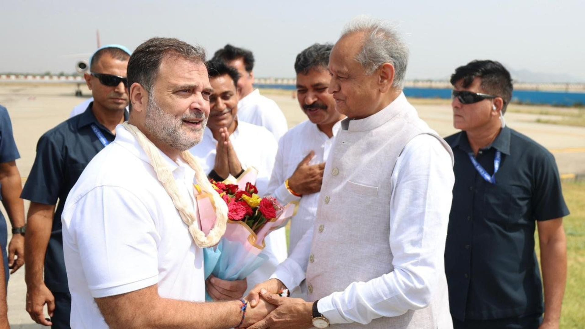 राहुल गांधी का स्वागत करते अशोक गहलोत