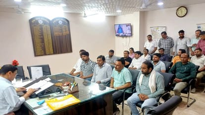 Baghpat: Clash over transfers of secretaries, BJP District President and CDO clash in Collectorate