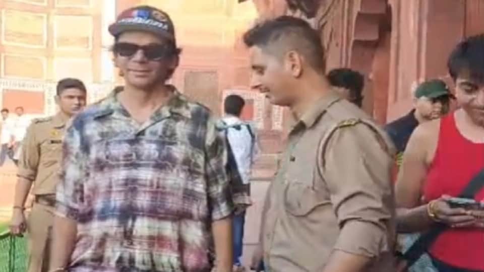 Sunil-Grover-Visits-Taj-Mahal-With-Wife-Calls-It-A-Must-Visit-Wonder