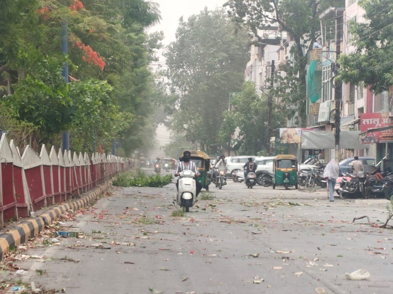 Indore News Heavy rain and thunderstorm cause power outage and traffic jam in Indore